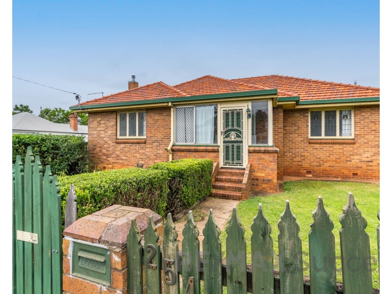 254 North Street, Rockville QLD 4350