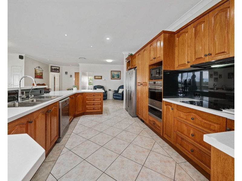 8 Dalston Court, Mount Lofty QLD 4350