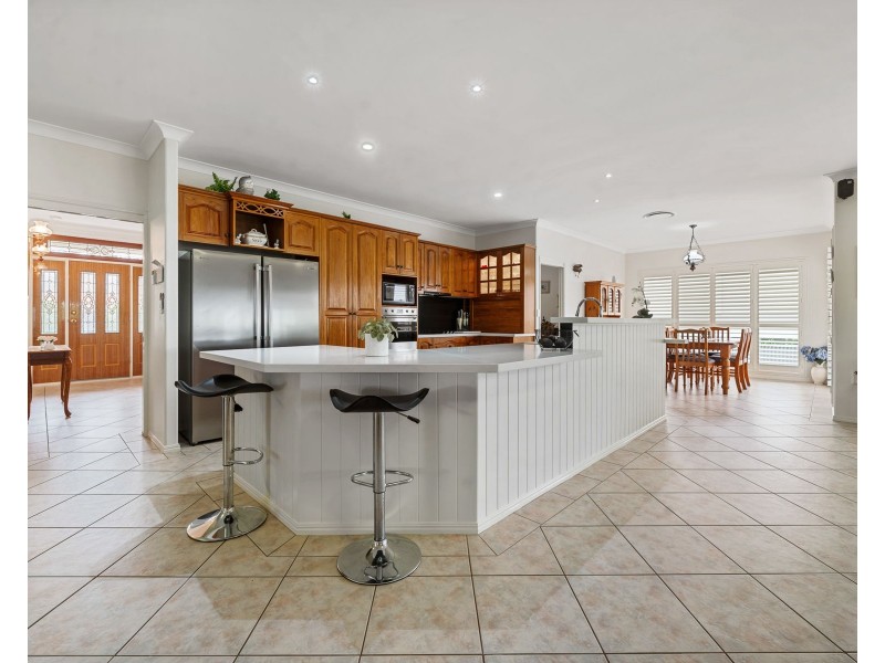 8 Dalston Court, Mount Lofty QLD 4350