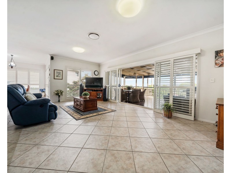 8 Dalston Court, Mount Lofty QLD 4350