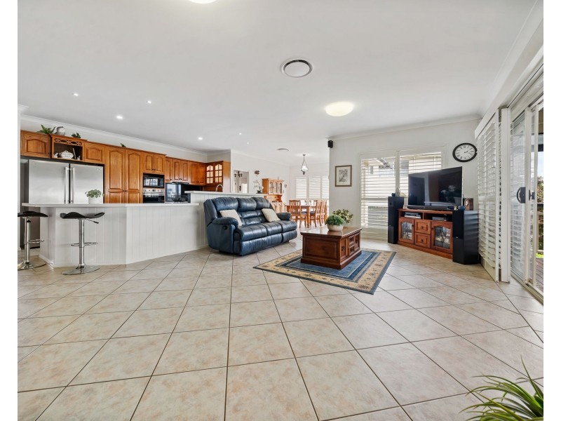 8 Dalston Court, Mount Lofty QLD 4350