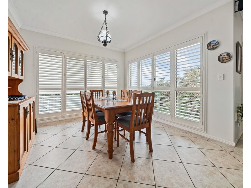8 Dalston Court, Mount Lofty QLD 4350