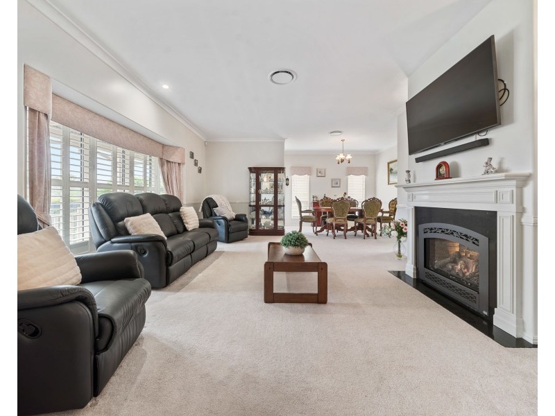 8 Dalston Court, Mount Lofty QLD 4350