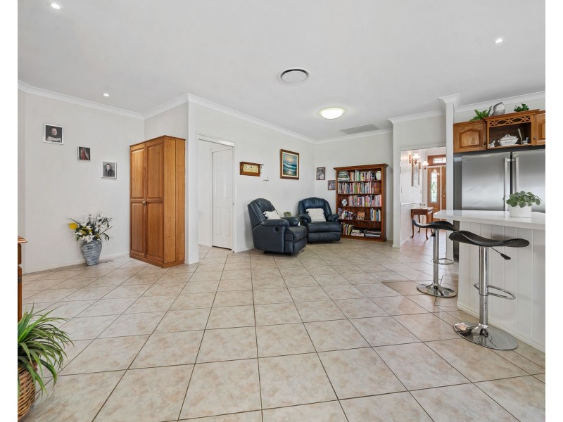 8 Dalston Court, Mount Lofty QLD 4350