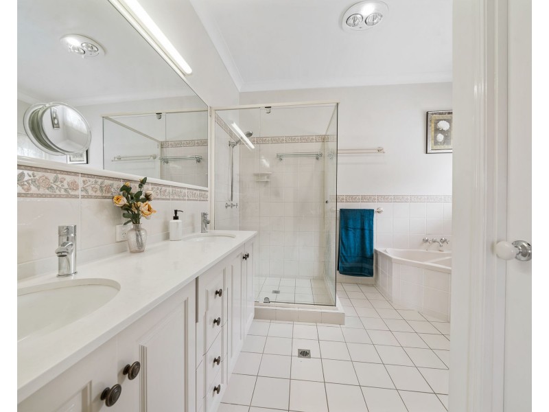 8 Dalston Court, Mount Lofty QLD 4350