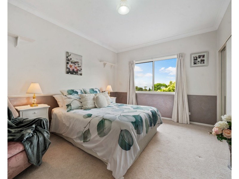 8 Dalston Court, Mount Lofty QLD 4350