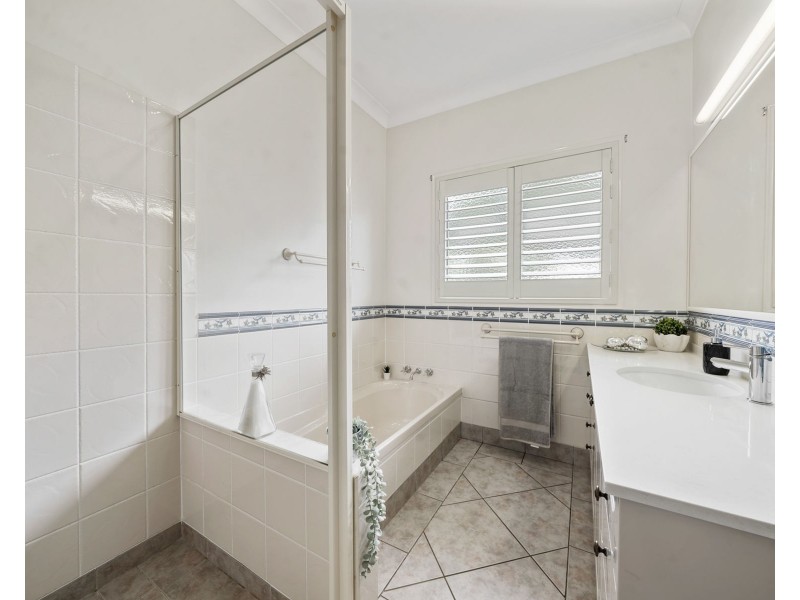 8 Dalston Court, Mount Lofty QLD 4350