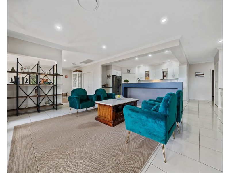 9 Gordon Crescent, Withcott QLD 4352