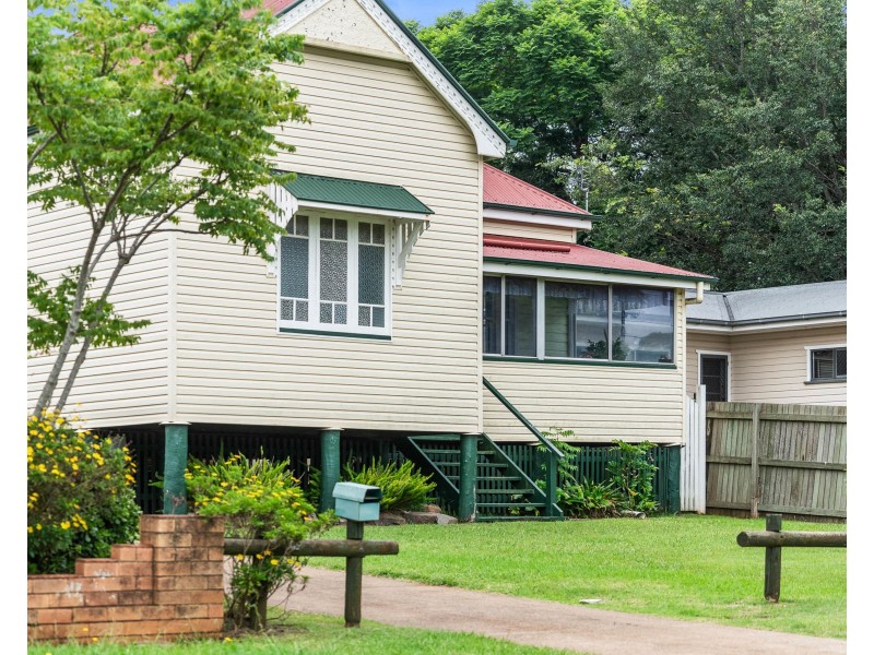 37 Rhyde Street, Mount Lofty QLD 4350