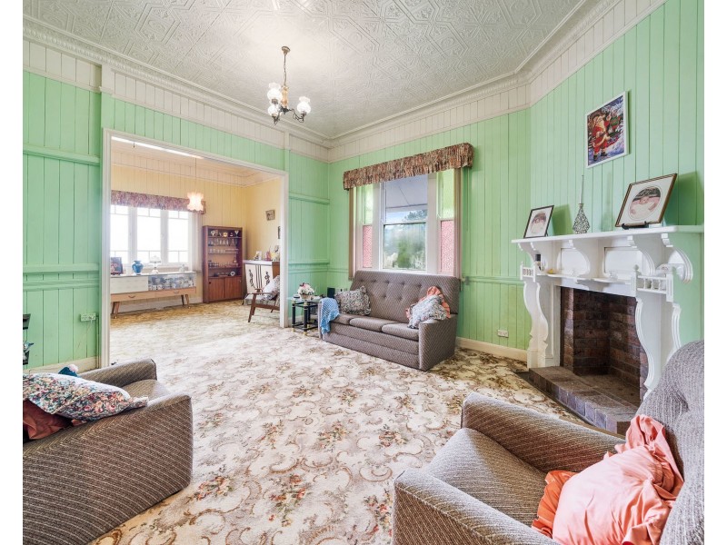 37 Rhyde Street, Mount Lofty QLD 4350
