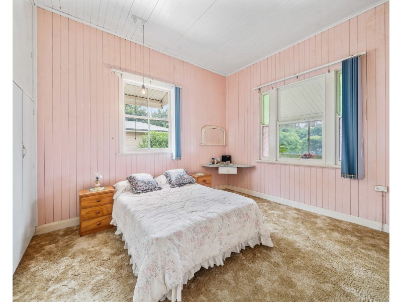 37 Rhyde Street, Mount Lofty QLD 4350