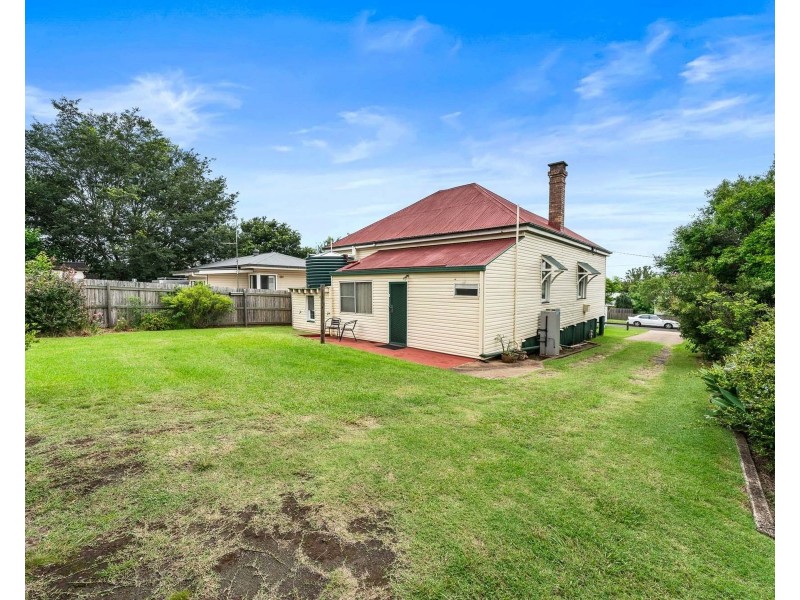 37 Rhyde Street, Mount Lofty QLD 4350