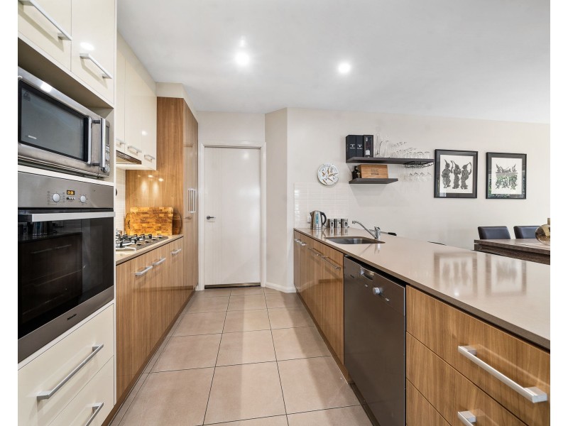 2/223 Mackenzie Street, Centenary Heights QLD 4350