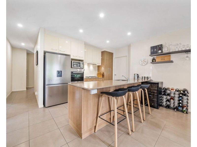 2/223 Mackenzie Street, Centenary Heights QLD 4350