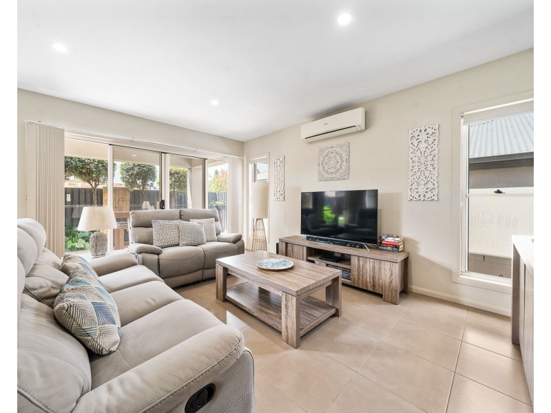 2/223 Mackenzie Street, Centenary Heights QLD 4350