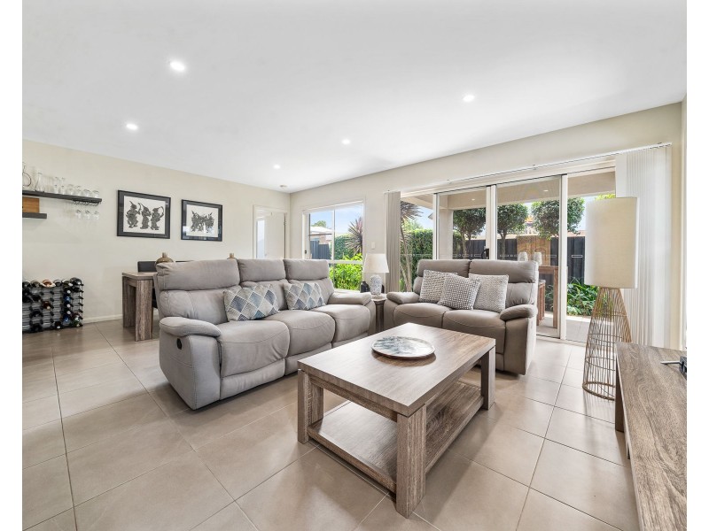 2/223 Mackenzie Street, Centenary Heights QLD 4350