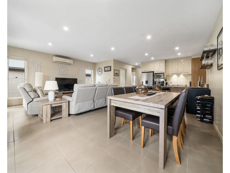 2/223 Mackenzie Street, Centenary Heights QLD 4350