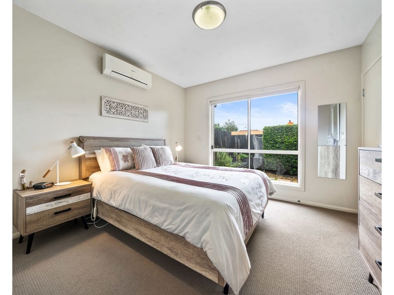 2/223 Mackenzie Street, Centenary Heights QLD 4350