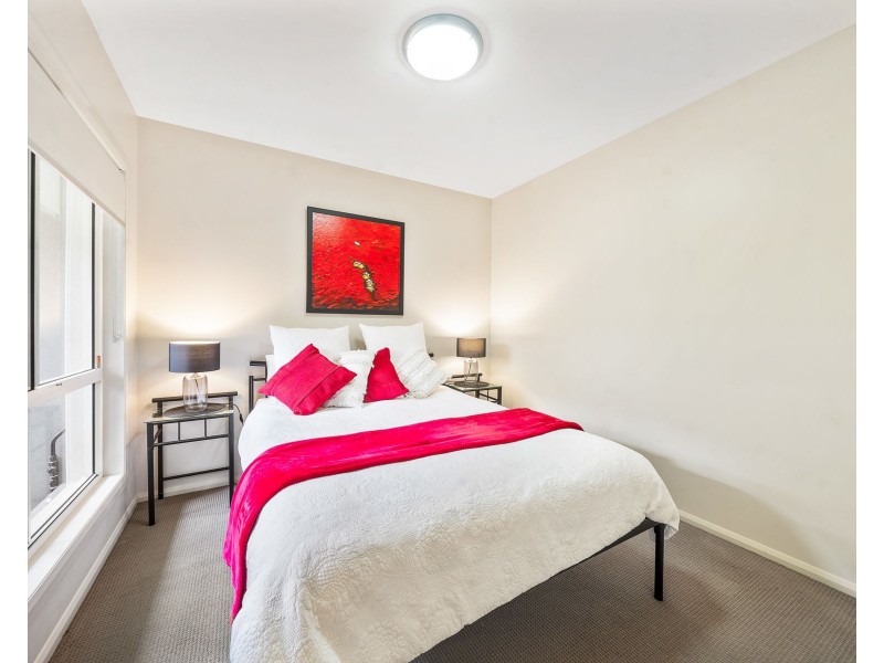 2/223 Mackenzie Street, Centenary Heights QLD 4350