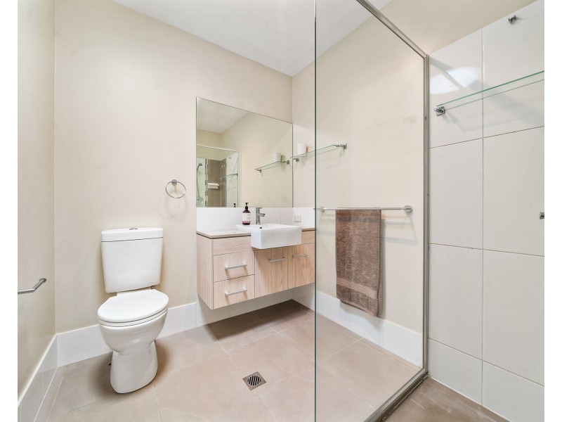 2/223 Mackenzie Street, Centenary Heights QLD 4350