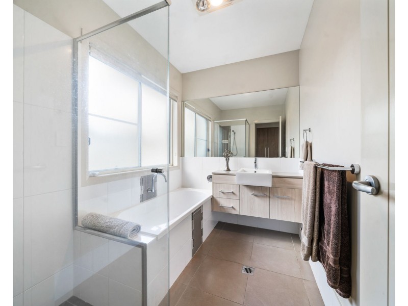 2/223 Mackenzie Street, Centenary Heights QLD 4350