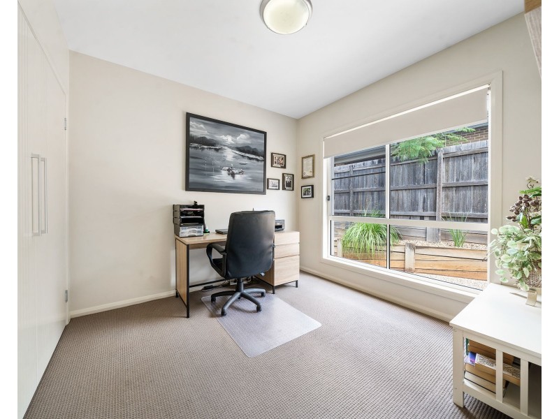 2/223 Mackenzie Street, Centenary Heights QLD 4350