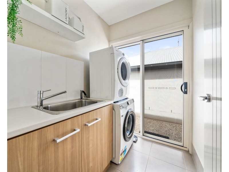 2/223 Mackenzie Street, Centenary Heights QLD 4350