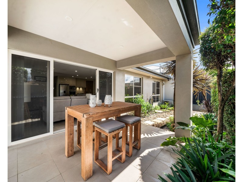 2/223 Mackenzie Street, Centenary Heights QLD 4350