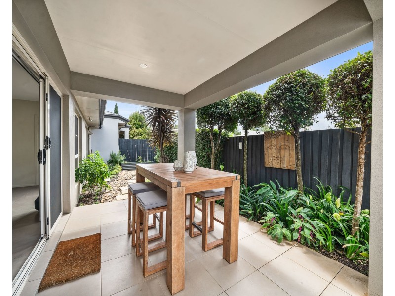 2/223 Mackenzie Street, Centenary Heights QLD 4350