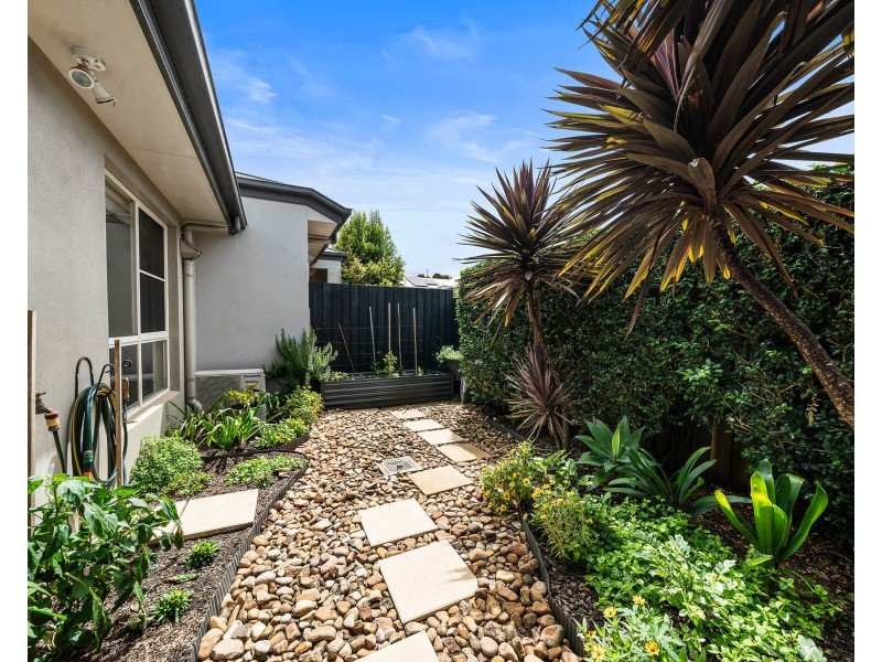 2/223 Mackenzie Street, Centenary Heights QLD 4350