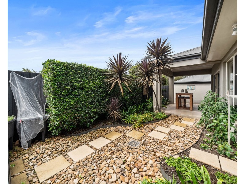 2/223 Mackenzie Street, Centenary Heights QLD 4350