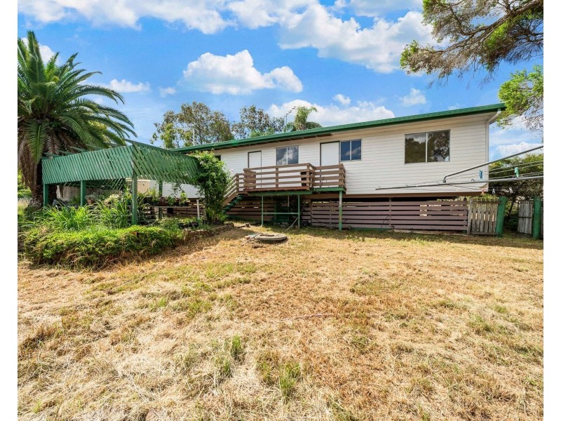 12 Neville Street, Meringandan West QLD 4352