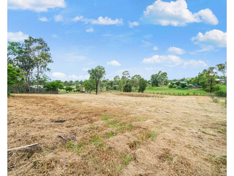 12 Neville Street, Meringandan West QLD 4352