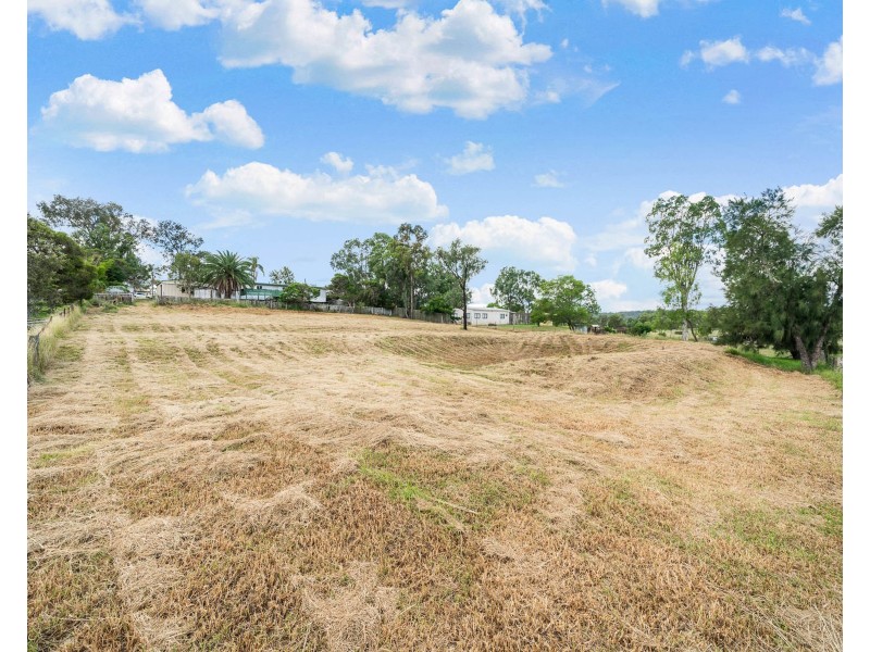 12 Neville Street, Meringandan West QLD 4352