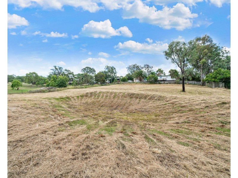 12 Neville Street, Meringandan West QLD 4352