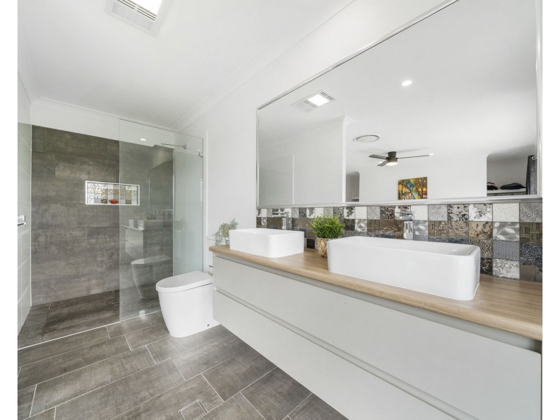 11 Skyline Drive, Withcott QLD 4352