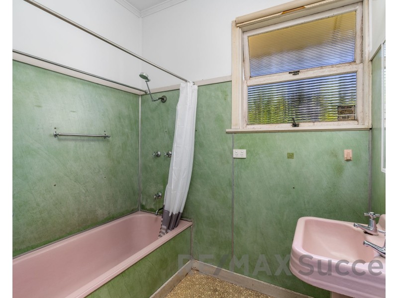 36 Mary Street, Mount Lofty QLD 4350