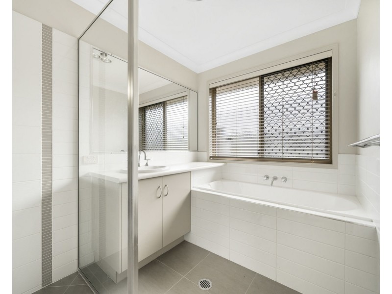 33 Sunset Drive, Glenvale QLD 4350