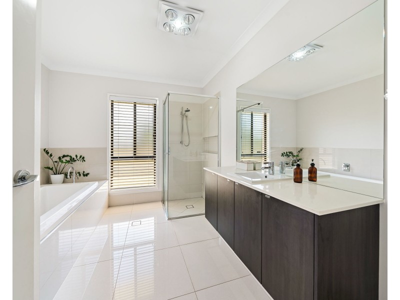 13 Settlers Drive, Gowrie Junction QLD 4352