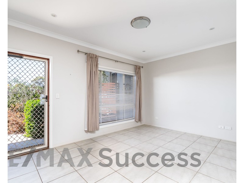 2/2A Garde Street, Centenary Heights QLD 4350