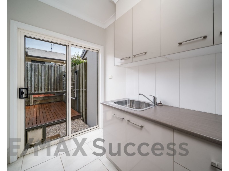 2/2A Garde Street, Centenary Heights QLD 4350
