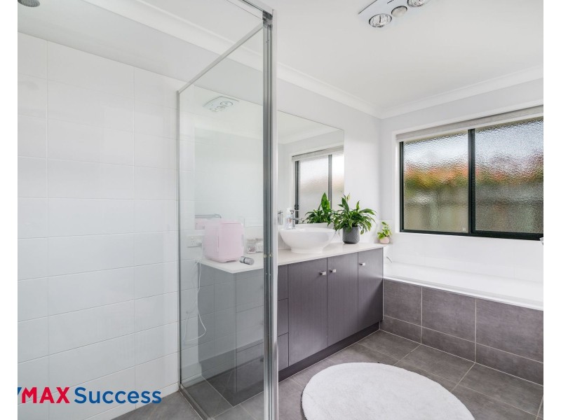 15 Entabeni Drive, Kearneys Spring QLD 4350