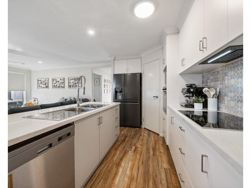 11 Wolff Street, Cotswold Hills QLD 4350