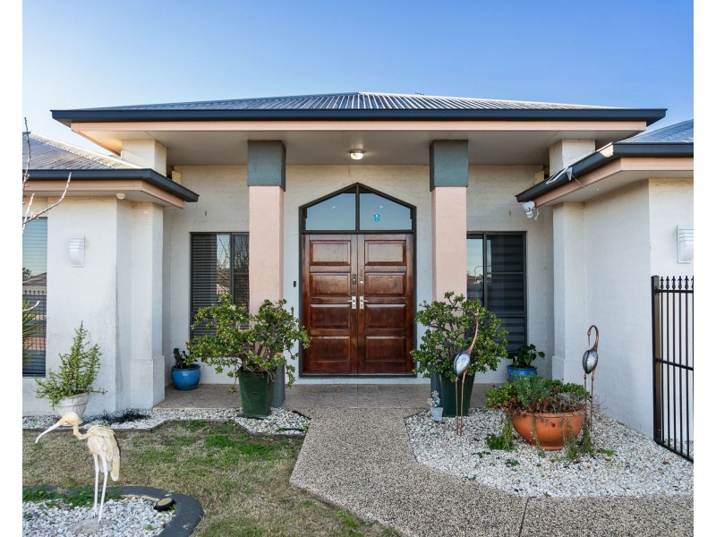 10 Cinnamon Drive, Glenvale QLD 4350