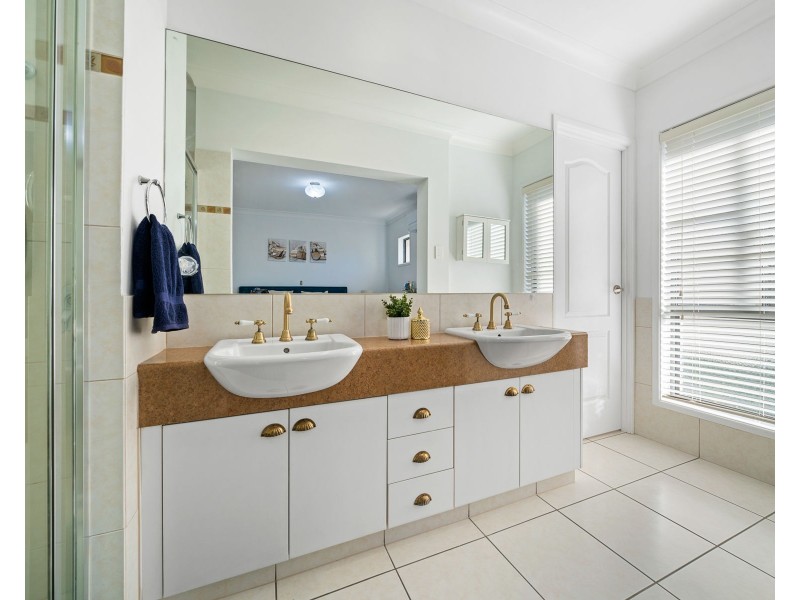10 Cinnamon Drive, Glenvale QLD 4350