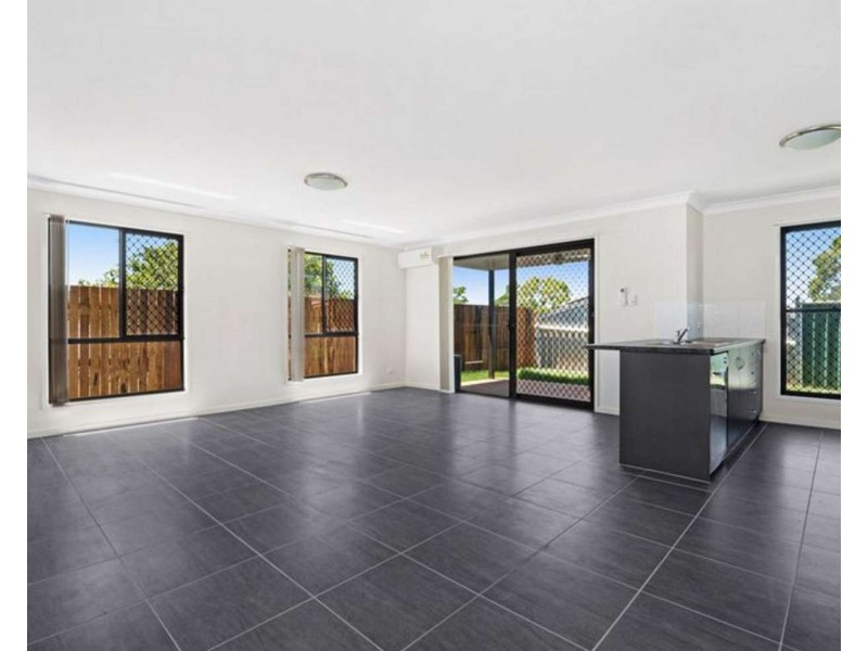 2/324a West Street, Kearneys Spring QLD 4350