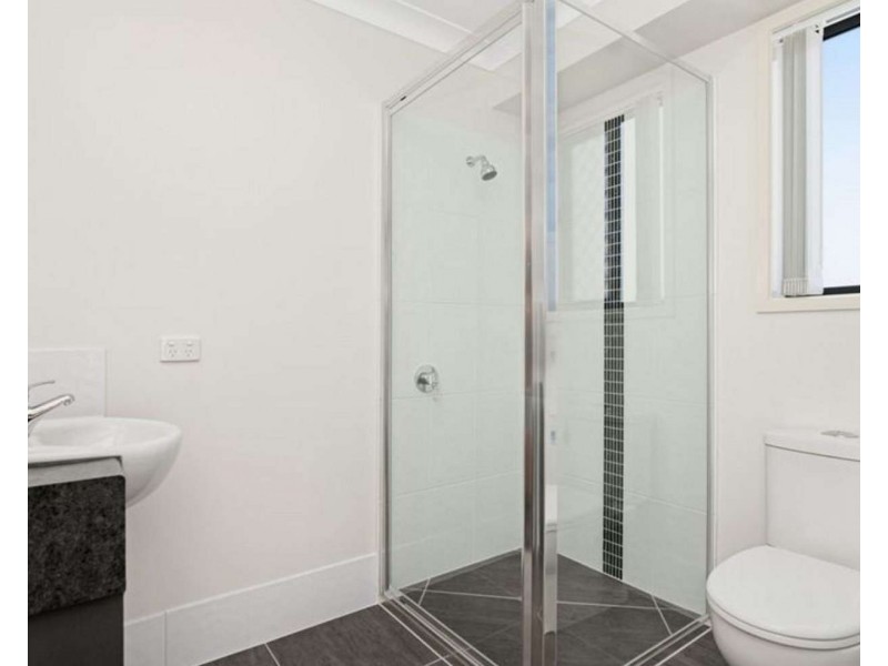 2/324a West Street, Kearneys Spring QLD 4350