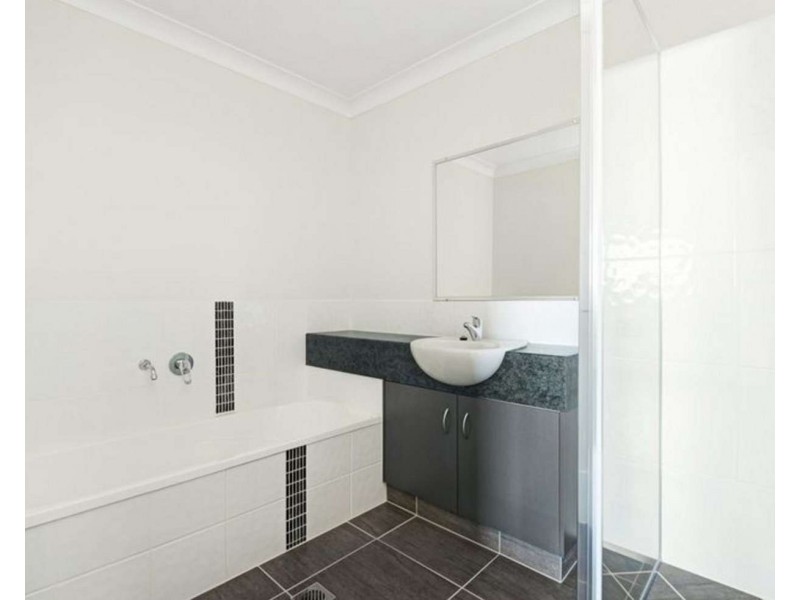 2/324a West Street, Kearneys Spring QLD 4350