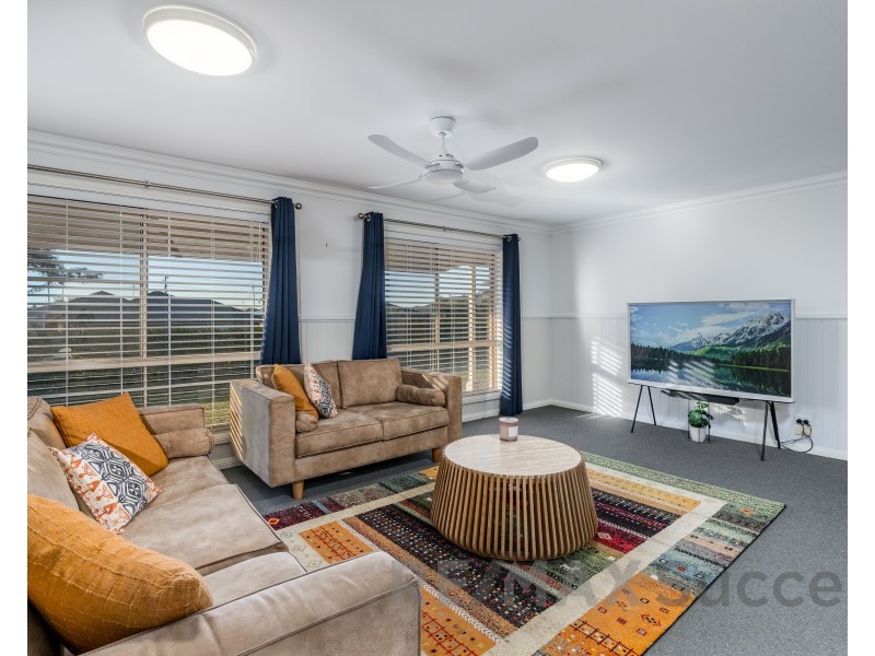 18 Prime Minister Drive, Middle Ridge QLD 4350