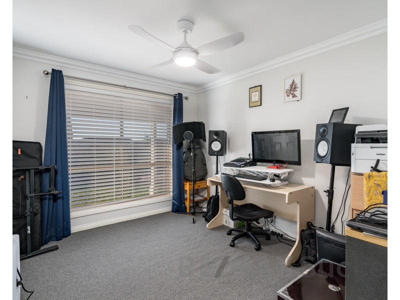 18 Prime Minister Drive, Middle Ridge QLD 4350